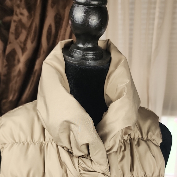 COLDWATER CREEK | Classic Minimalist Beige Down Feather Filled Puffer Vest | M - Picture 2 of 10